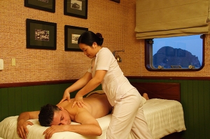 Tour Du Thuyền Emeraude Hạ Long – 2 Ngày 1 Đêm